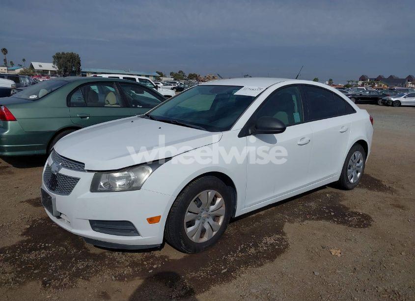 Photo 2 of 2014 Chevrolet Cruze LS AUTO (VIN 1G1PA5SG3E7240315)