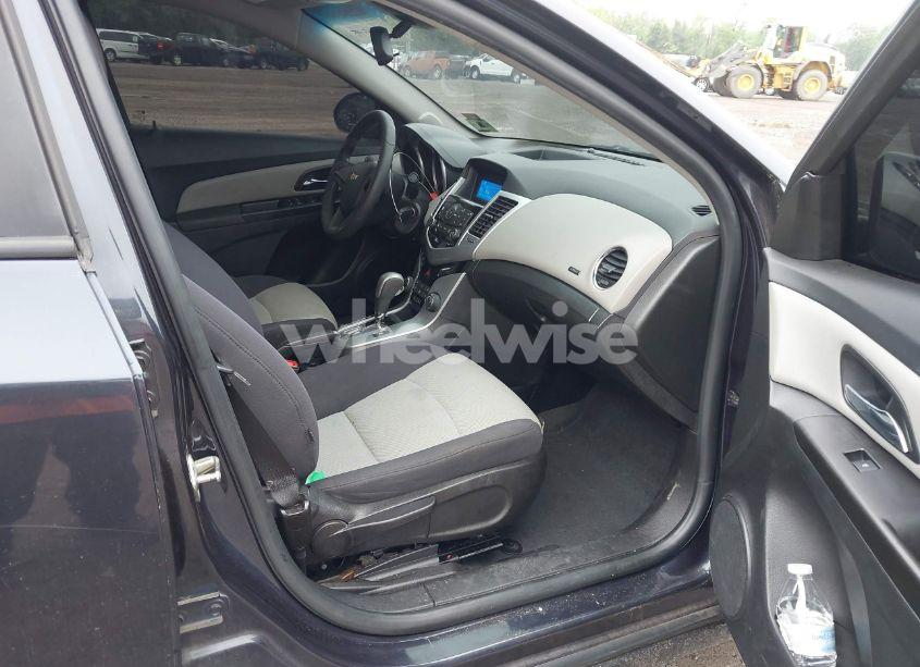 Photo 5 of 2014 Chevrolet Cruze LS AUTO (VIN 1G1PA5SG3E7319385)