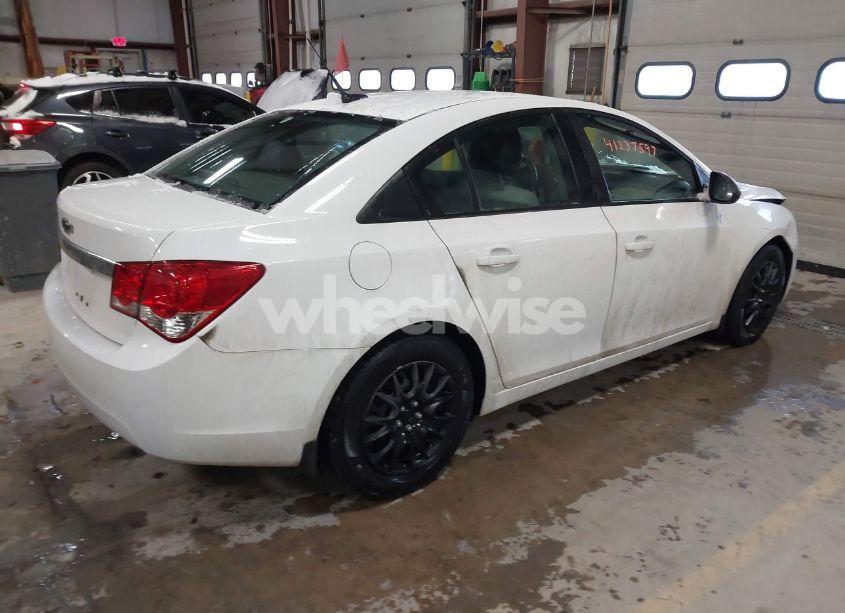 Photo 4 of 2014 Chevrolet Cruze LS AUTO (VIN 1G1PA5SG4E7155645)