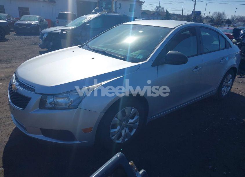Photo 2 of 2013 Chevrolet Cruze LS AUTO (VIN 1G1PA5SG5D7242064)