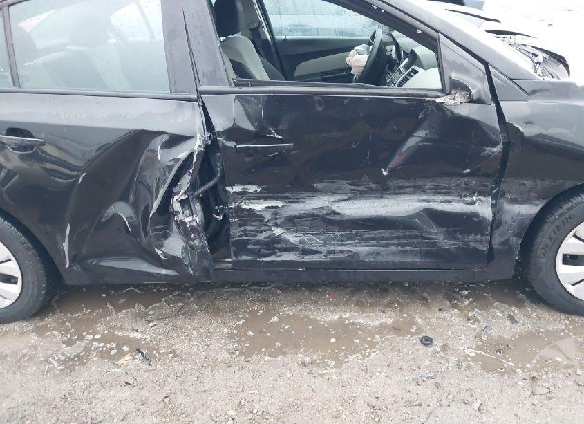 Photo 6 of 2013 Chevrolet Cruze LS AUTO (VIN 1G1PA5SG5D7318267)