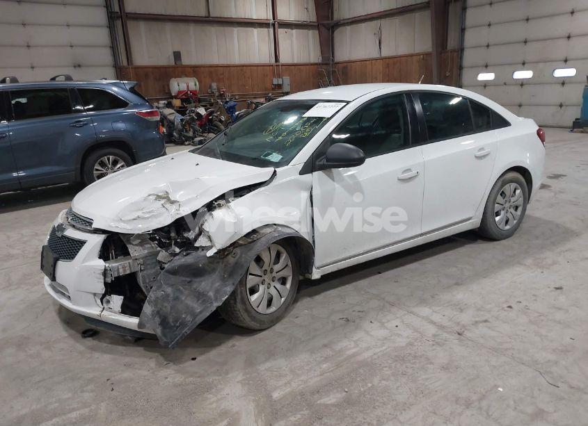 Photo 2 of 2014 Chevrolet Cruze LS AUTO (VIN 1G1PA5SG5E7207414)