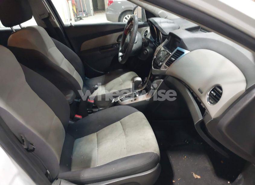 Photo 5 of 2014 Chevrolet Cruze LS AUTO (VIN 1G1PA5SG5E7207414)