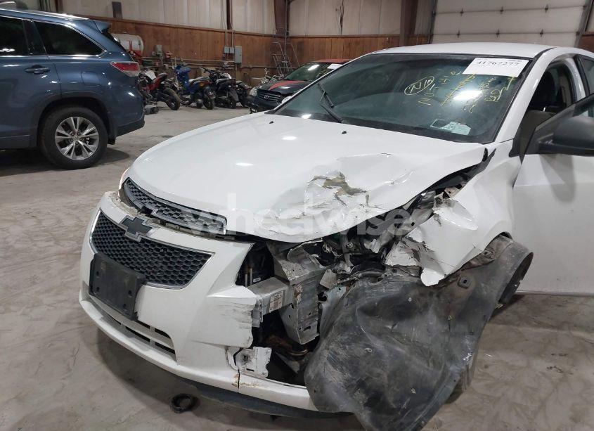 Photo 6 of 2014 Chevrolet Cruze LS AUTO (VIN 1G1PA5SG5E7207414)