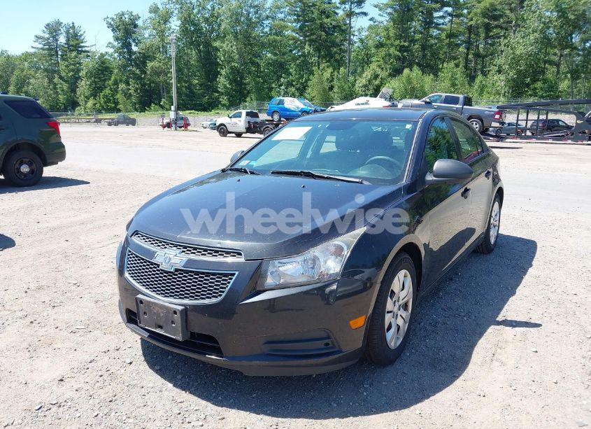 Photo 2 of 2014 Chevrolet Cruze LS AUTO (VIN 1G1PA5SG5E7319873)