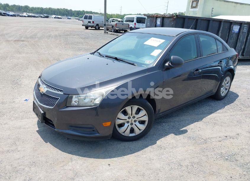 Photo 2 of 2014 Chevrolet Cruze LS AUTO (VIN 1G1PA5SG7E7143313)