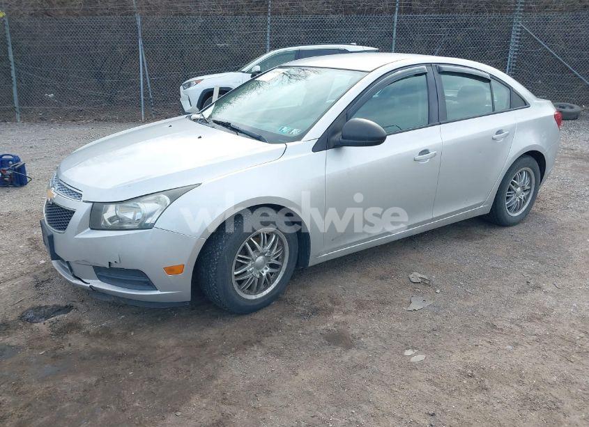 Photo 2 of 2013 Chevrolet Cruze LS AUTO (VIN 1G1PA5SG8D7302872)