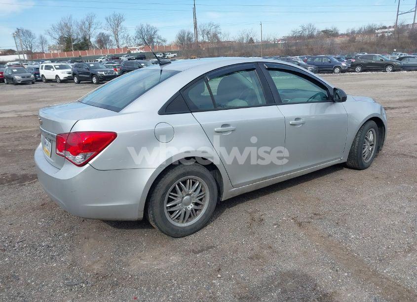 Photo 4 of 2013 Chevrolet Cruze LS AUTO (VIN 1G1PA5SG8D7302872)