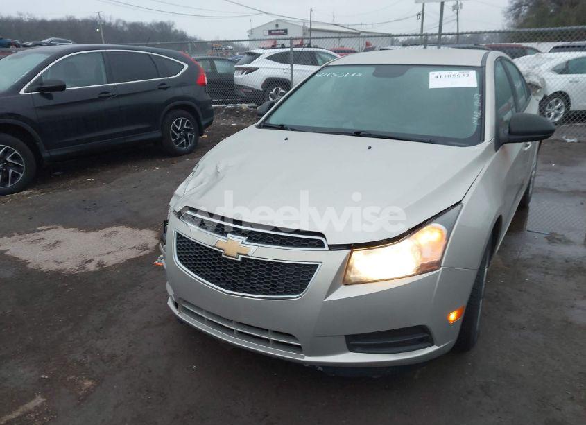 Photo 2 of 2014 Chevrolet Cruze LS AUTO (VIN 1G1PA5SG8E7429588)