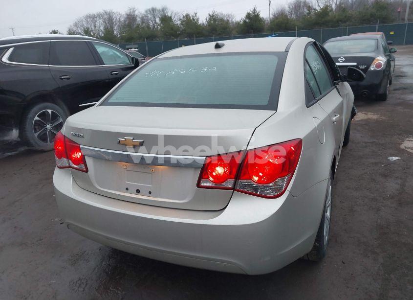 Photo 4 of 2014 Chevrolet Cruze LS AUTO (VIN 1G1PA5SG8E7429588)