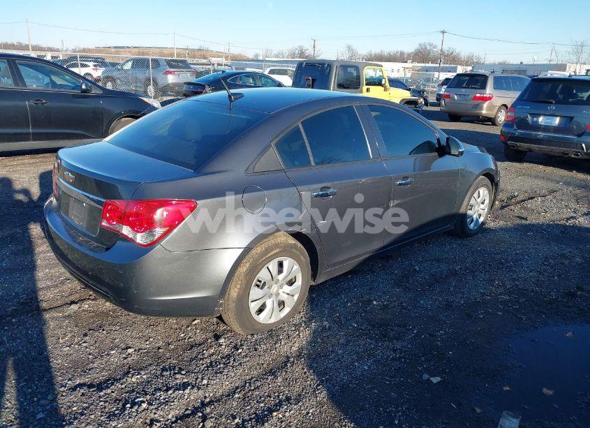 Photo 4 of 2013 Chevrolet Cruze LS AUTO (VIN 1G1PA5SG9D7131114)