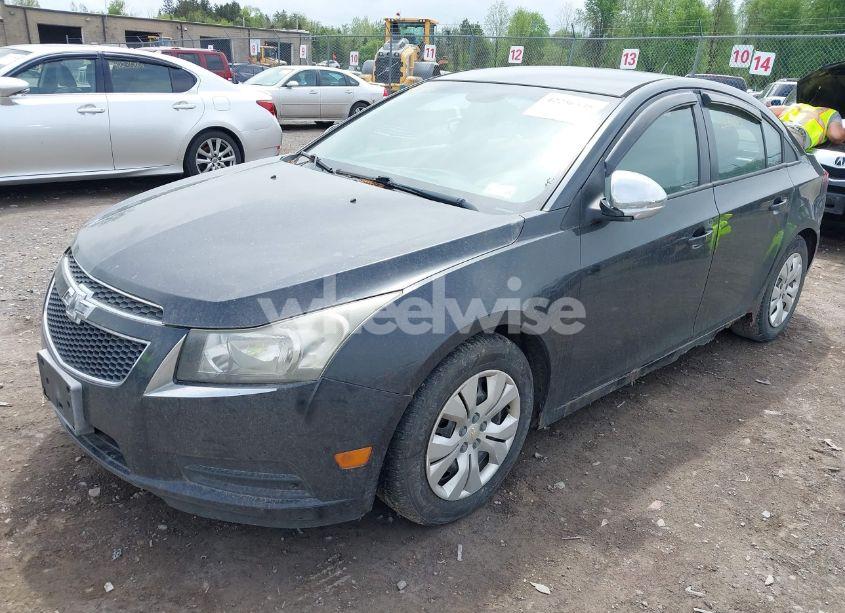 Photo 2 of 2013 Chevrolet Cruze LS AUTO (VIN 1G1PA5SG9D7158586)