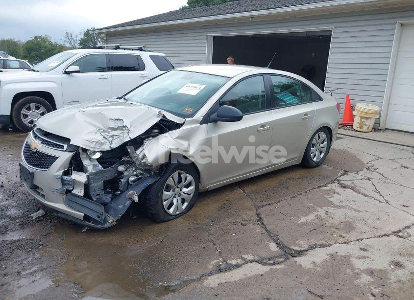Photo 2 of 2013 Chevrolet Cruze LS AUTO (VIN 1G1PA5SG9D7210556)