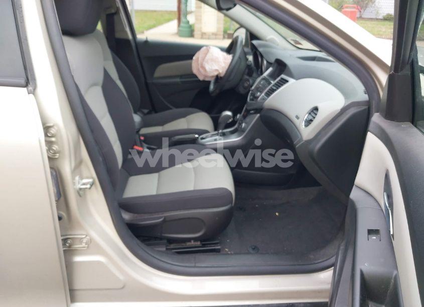 Photo 5 of 2013 Chevrolet Cruze LS AUTO (VIN 1G1PA5SG9D7210556)