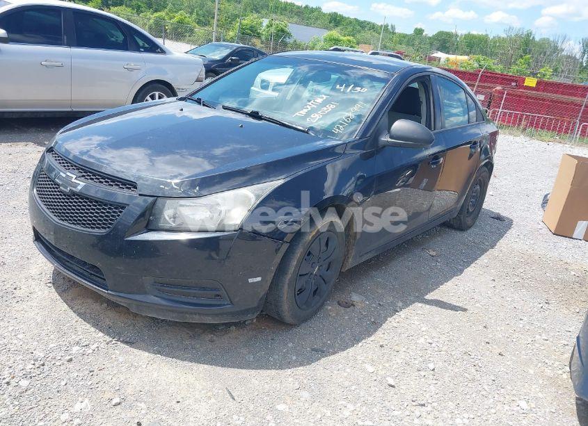 Photo 2 of 2013 Chevrolet Cruze LS AUTO (VIN 1G1PA5SG9D7280381)