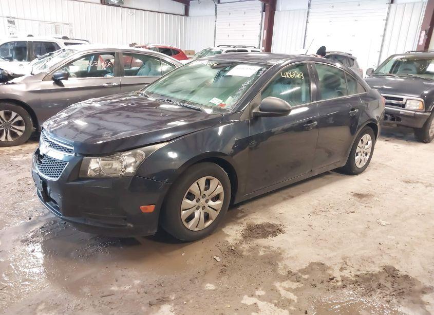 Photo 2 of 2014 Chevrolet Cruze LS AUTO (VIN 1G1PA5SG9E7130336)