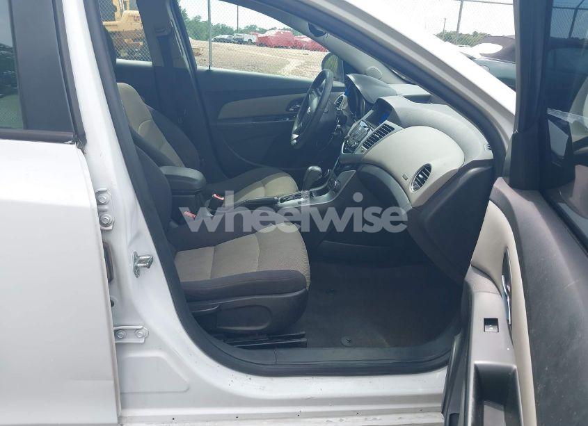 Photo 5 of 2013 Chevrolet Cruze LS AUTO (VIN 1G1PA5SH0D7152524)