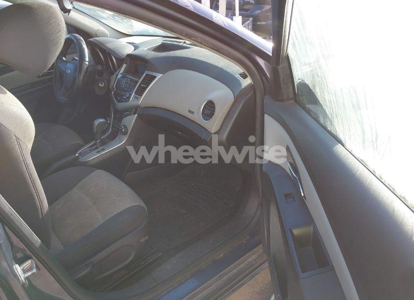 Photo 5 of 2013 Chevrolet Cruze LS AUTO (VIN 1G1PA5SH0D7250274)