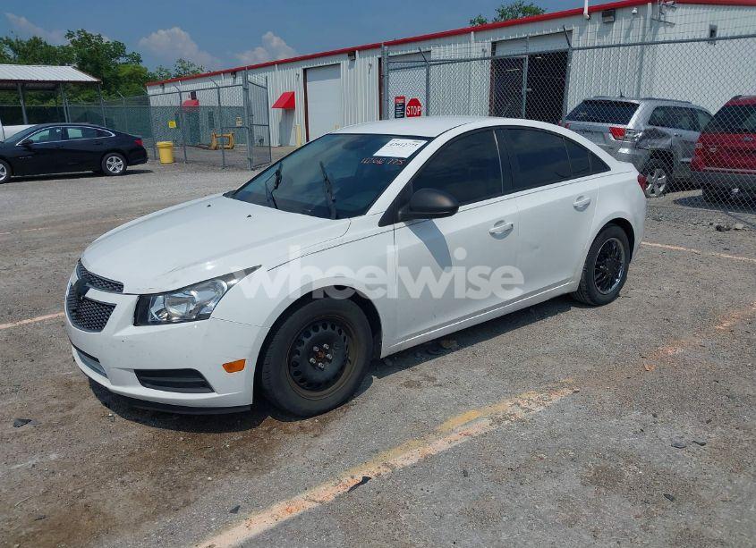 Photo 2 of 2013 Chevrolet Cruze LS AUTO (VIN 1G1PA5SH0D7327547)
