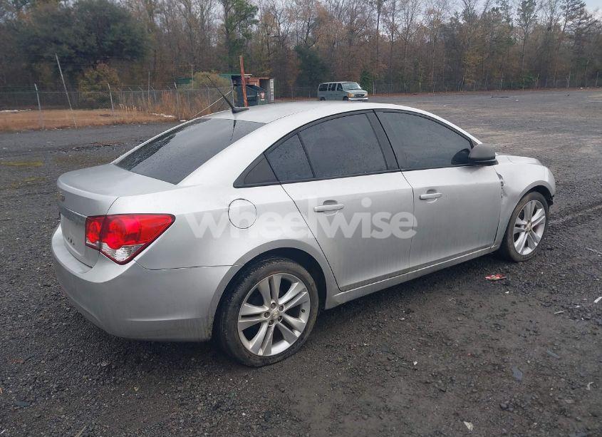 Photo 4 of 2014 Chevrolet Cruze LS AUTO (VIN 1G1PA5SH2E7183033)