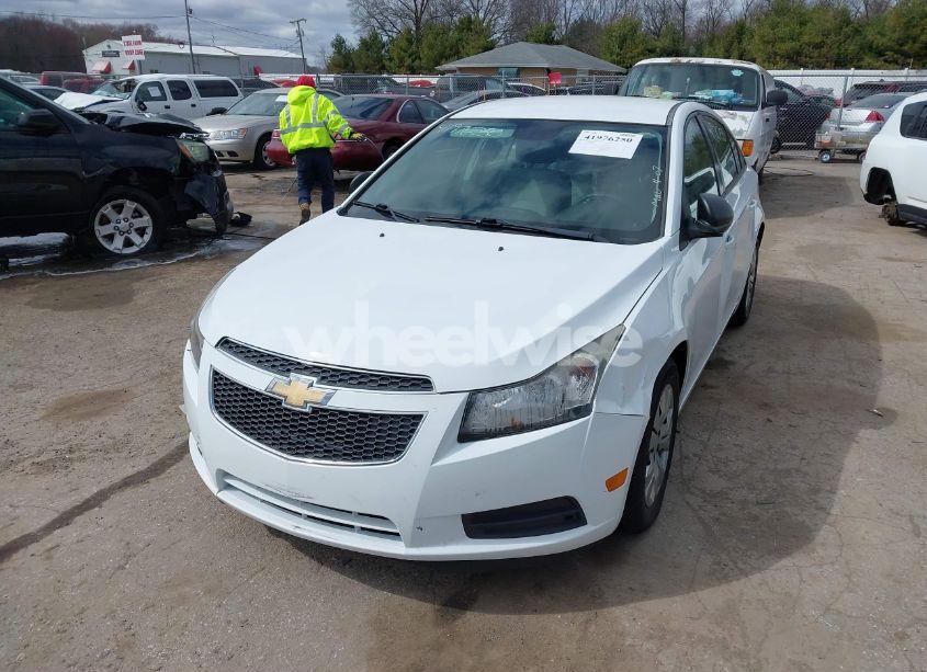Photo 2 of 2014 Chevrolet Cruze LS AUTO (VIN 1G1PA5SH2E7328037)