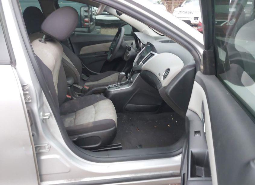 Photo 5 of 2013 Chevrolet Cruze LS AUTO (VIN 1G1PA5SH3D7124569)