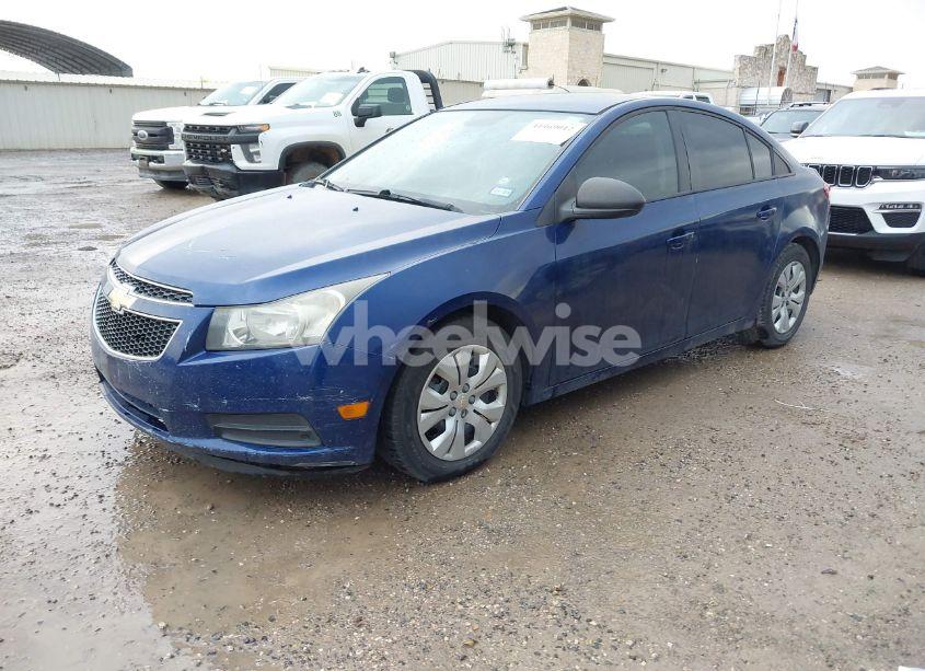 Photo 2 of 2013 Chevrolet Cruze LS AUTO (VIN 1G1PA5SH3D7235512)