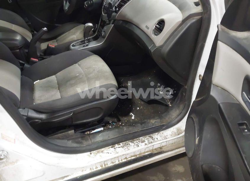 Photo 5 of 2013 Chevrolet Cruze LS AUTO (VIN 1G1PA5SH4D7321198)