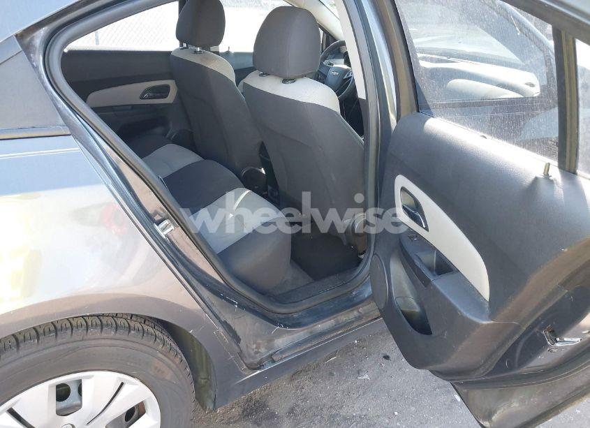Photo 8 of 2013 Chevrolet Cruze LS AUTO (VIN 1G1PA5SH6D7236329)
