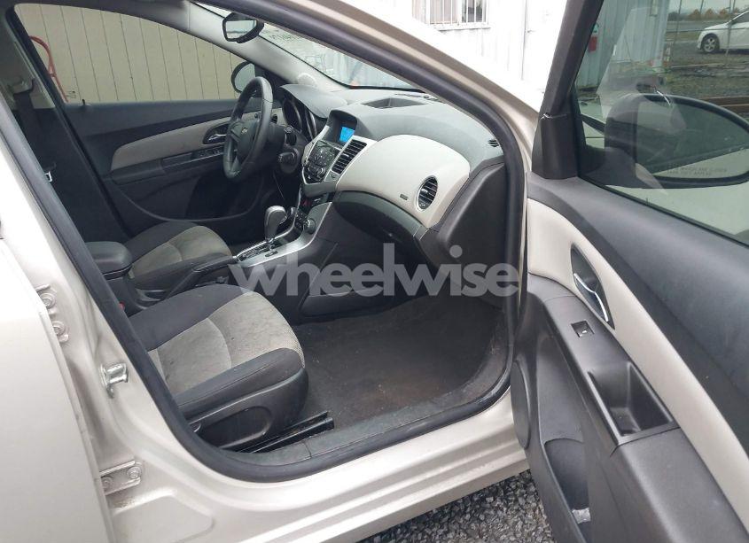 Photo 5 of 2014 Chevrolet Cruze LS AUTO (VIN 1G1PA5SH6E7469080)