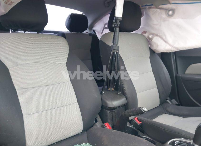 Photo 5 of 2015 Chevrolet Cruze LS AUTO (VIN 1G1PA5SH6F7104027)