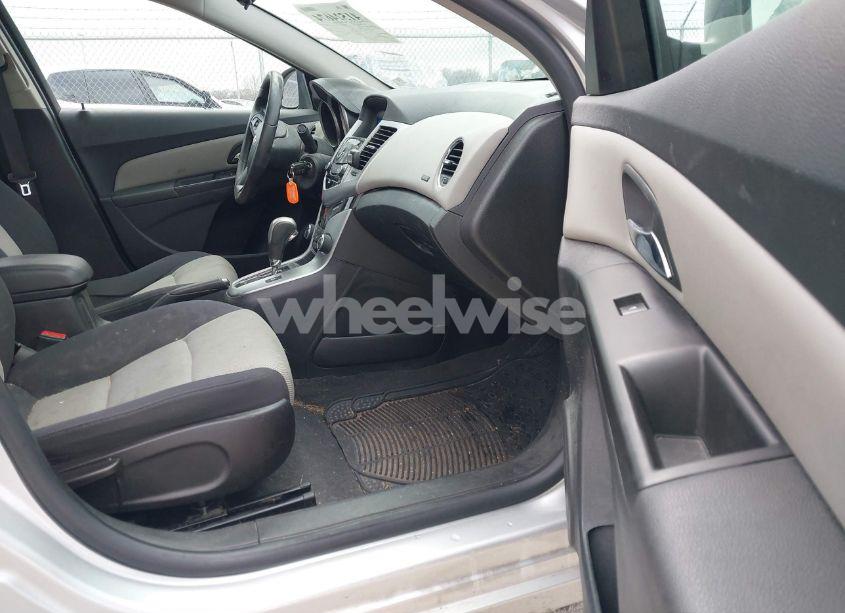 Photo 5 of 2014 Chevrolet Cruze LS AUTO (VIN 1G1PA5SH8E7484731)