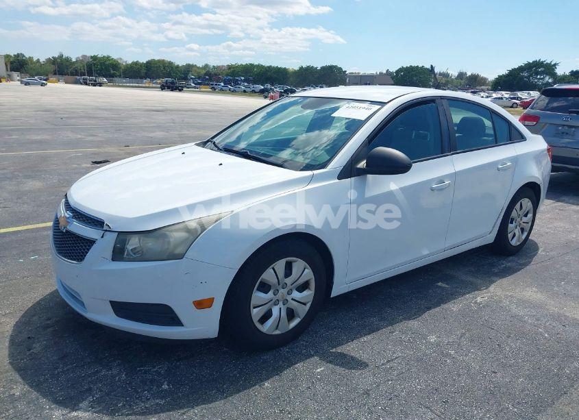 Photo 2 of 2014 Chevrolet Cruze LS AUTO (VIN 1G1PA5SH9E7178783)