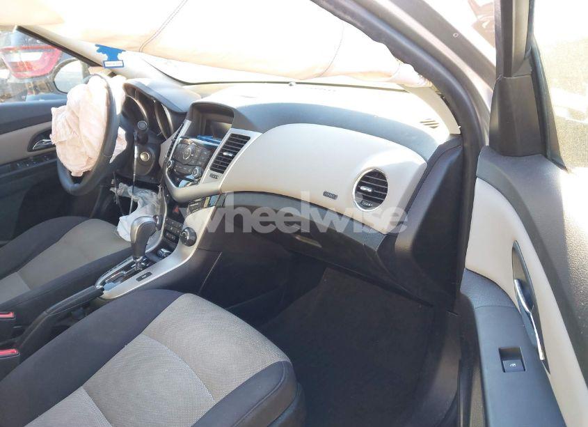 Photo 5 of 2015 Chevrolet Cruze LS AUTO (VIN 1G1PA5SH9F7130704)