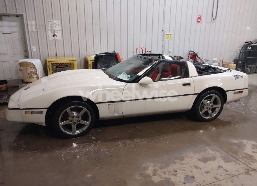 Photo 15 of 1988 Chevrolet Corvette (VIN 1G1YY2186J5103643)
