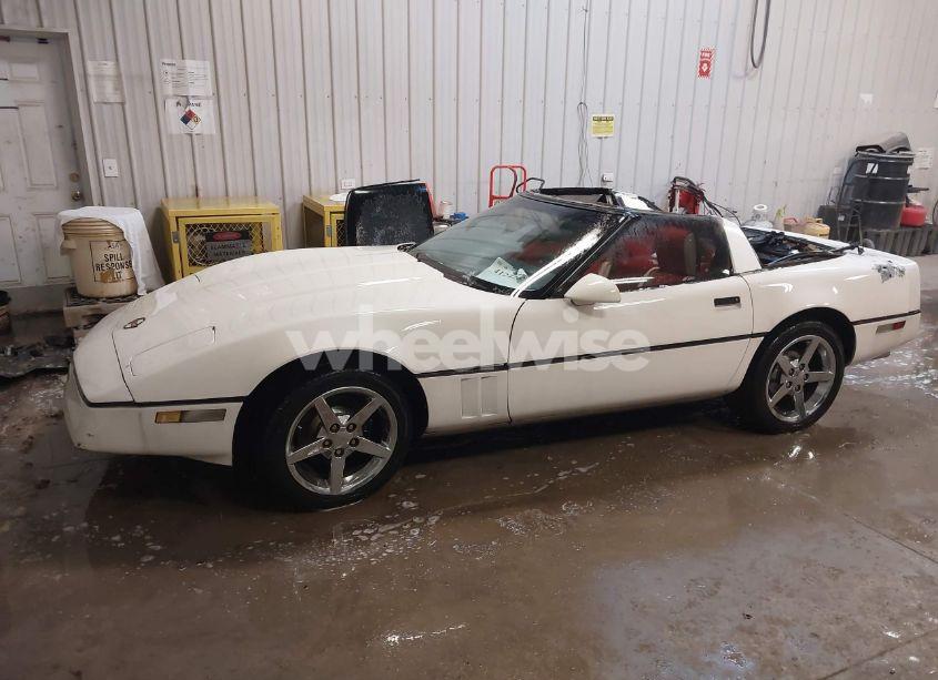 Photo 2 of 1988 Chevrolet Corvette (VIN 1G1YY2186J5103643)