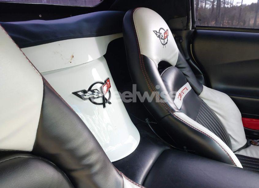 Photo 8 of 1998 Chevrolet Corvette (VIN 1G1YY32GXW5121890)