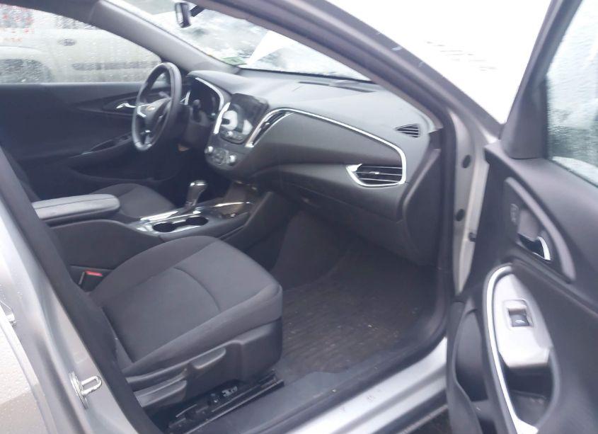 Photo 5 of 2018 Chevrolet Malibu LT (VIN 1G1ZD5ST0JF109422)