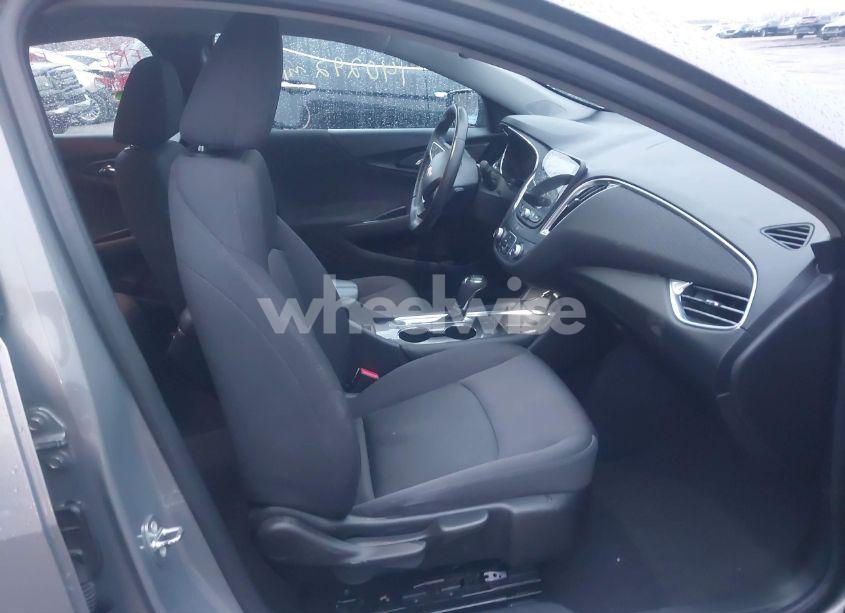 Photo 5 of 2018 Chevrolet Malibu LT (VIN 1G1ZD5ST0JF109498)