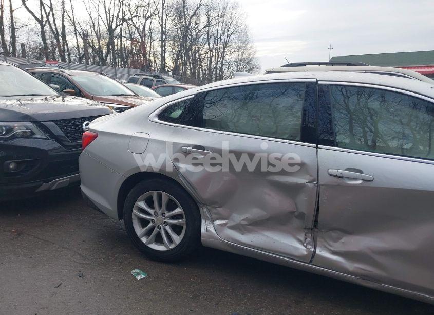 Photo 6 of 2018 Chevrolet Malibu LT (VIN 1G1ZD5ST0JF111221)