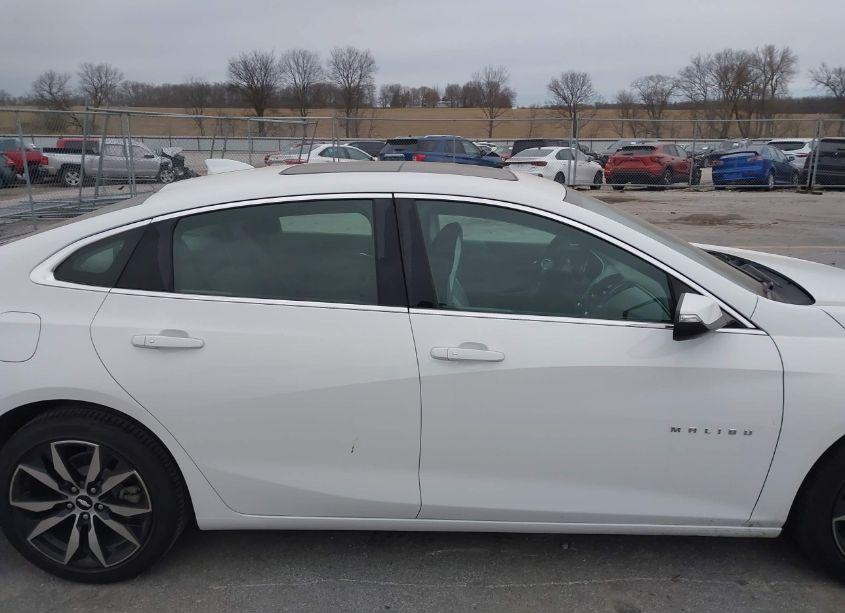 Photo 13 of 2018 Chevrolet Malibu LT (VIN 1G1ZD5ST0JF111882)