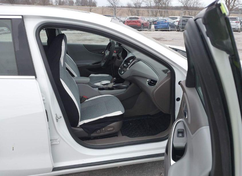 Photo 5 of 2018 Chevrolet Malibu LT (VIN 1G1ZD5ST0JF111882)