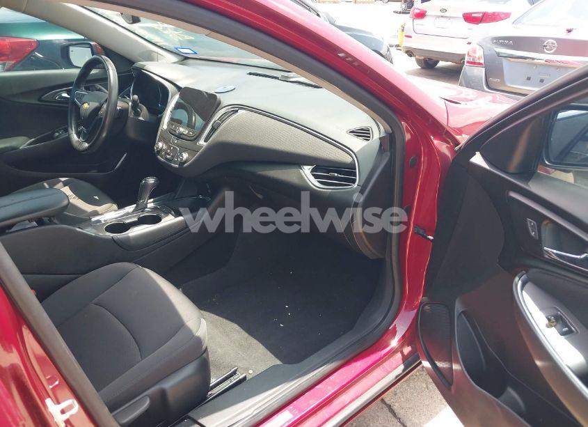 Photo 5 of 2018 Chevrolet Malibu LT (VIN 1G1ZD5ST0JF117858)