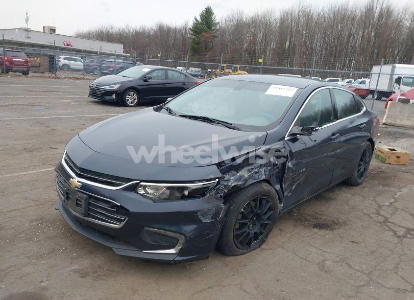 Photo 2 of 2018 Chevrolet Malibu LT (VIN 1G1ZD5ST0JF121621)