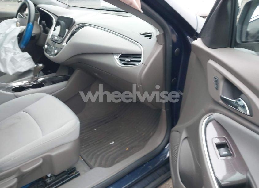 Photo 5 of 2018 Chevrolet Malibu LT (VIN 1G1ZD5ST0JF121621)