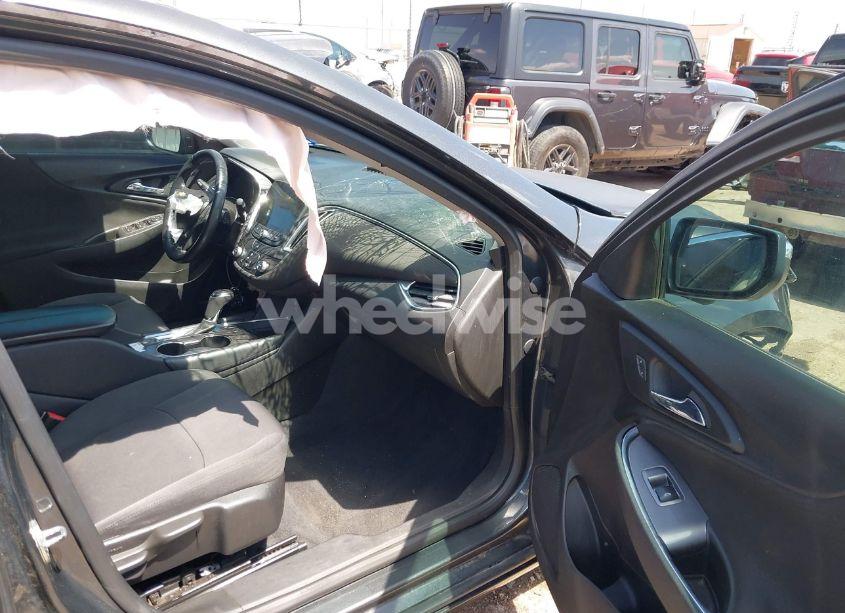 Photo 5 of 2018 Chevrolet Malibu LT (VIN 1G1ZD5ST0JF126544)