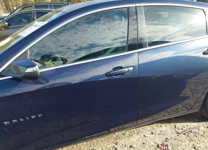 Photo 15 of 2018 Chevrolet Malibu LT (VIN 1G1ZD5ST0JF135356)