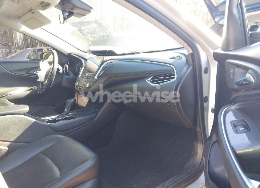 Photo 5 of 2018 Chevrolet Malibu LT (VIN 1G1ZD5ST0JF140962)