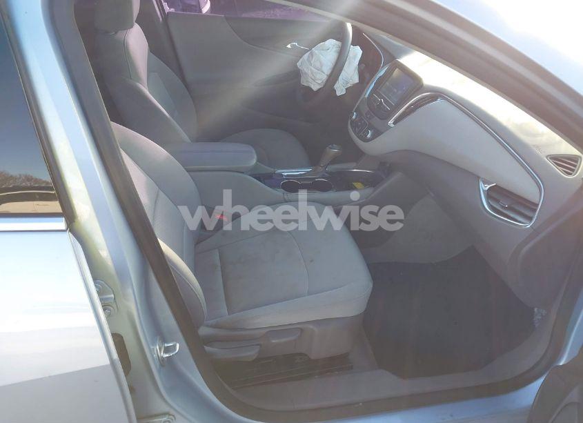 Photo 5 of 2018 Chevrolet Malibu LT (VIN 1G1ZD5ST0JF151847)