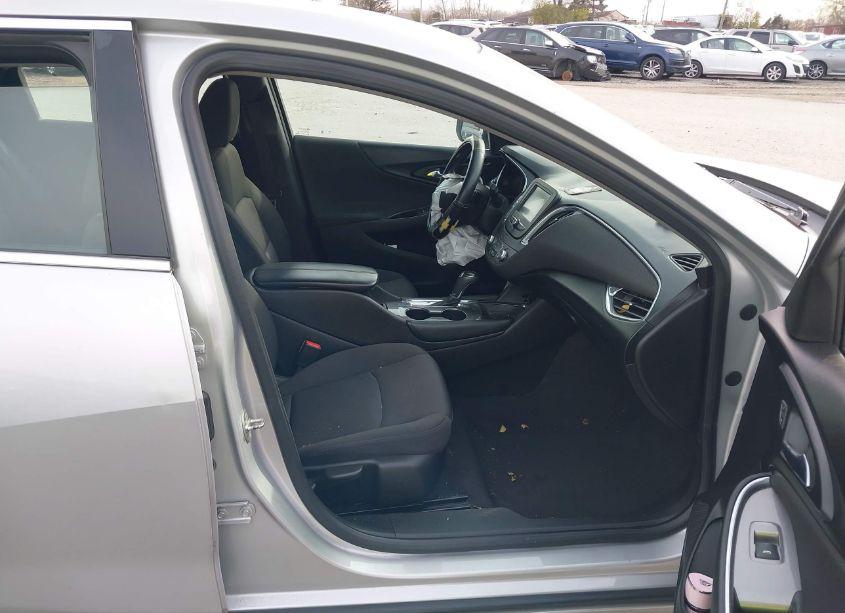 Photo 5 of 2018 Chevrolet Malibu LT (VIN 1G1ZD5ST0JF160807)